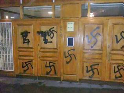 Δεκάδες σβάστικες στην είσοδο τζαμιού στην Στοκχόλμη